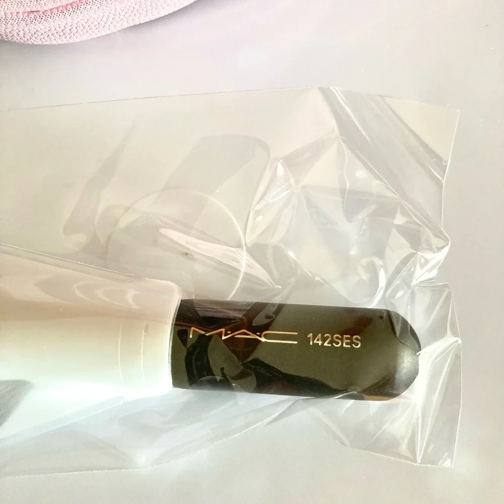 💄HP!💄LAST ONE! MAC Indulgent Glow Face Kit - Picture 8 of 14